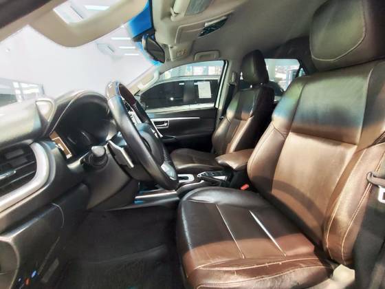 TOYOTA HILUX SW4 2.8 SRX 4X4 7 LUGARES 16V TURBO INTERCOOLER DIESEL 4P AUTOMÁTICO